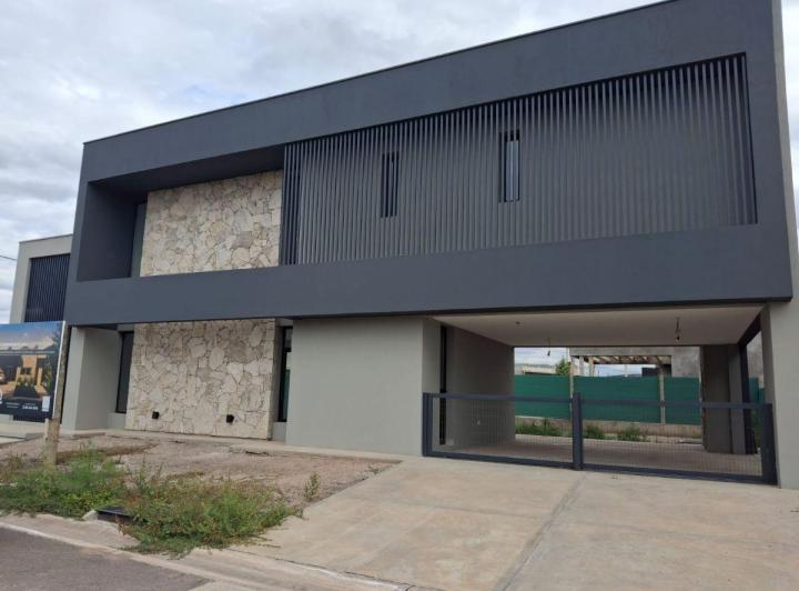 Casa · 154m² · 5 Ambientes · 2 Cocheras