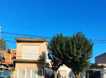 Casa · 80m² · 4 Ambientes · 1 Cochera · Casa en Longchamps, 4 Ambientes con Terreno Libre