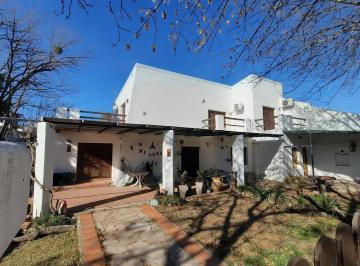 Casa · 250m² · 5 Dormitorios · 3 Cocheras · ¡Importante Vivienda Residencial + Departamentos con Cocheras!