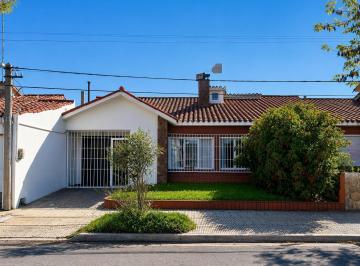 Casa · 125m² · 5 Ambientes · 1 Cochera · Casa en Venta de 2 Dorm. y Patio Sobre Av en Colonia del Sacramento
