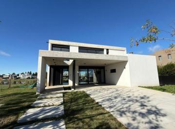 Casa · 105m² · 5 Ambientes · Casa a Estrenar a La Laguna, Naudir
