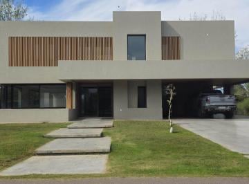 Casa · 334m² · 7 Ambientes · 4 Cocheras · Venta Casa 4 Dorm. con Jardín y Pileta Kentucky Club de Campo Fuens