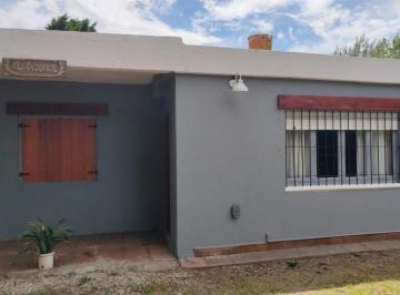 Casa · 80m² · 3 Ambientes · Casa 3 Amb con Parque y Pileta Barranca Los Lobos