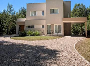 Casa · 220m² · 8 Ambientes · 3 Cocheras · Casa en Alquiler en Miralagos Club de Campo, Golf & Spa