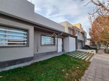 Casa de 6 ambientes, Cipolletti · Casa de 185 m² con 2 Habitaciones en Alquiler en Cipolletti