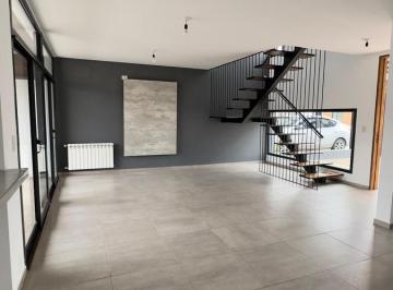 Casa · 150m² · 5 Ambientes · 2 Cocheras · Duplex en La Calandria 3 Dorm. 3 Baños con Excelente Patio