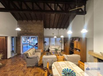 Casa de 9 ambientes, Maipú · Casa en Venta C/ Cochera en Maipú