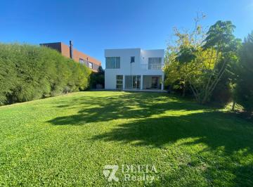 Casa · 210m² · 7 Ambientes · 3 Cocheras · Casa 7 Ambientes | Los Troncos | Moderna y Luminosa