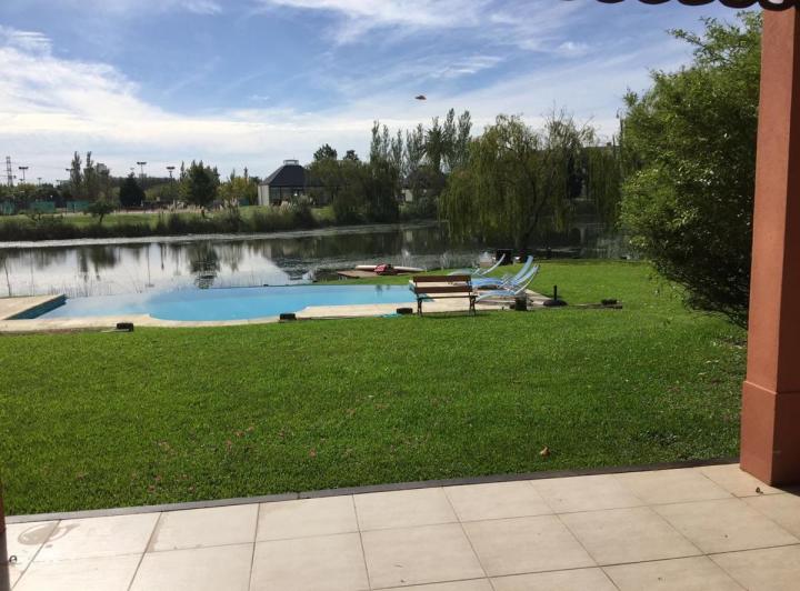 Casa · 340m² · 5 Ambientes · 2 Cocheras