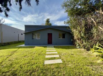 Casa · 69m² · 3 Ambientes · 1 Cochera · Colonia - Venta de Casa de 2 Dorm. con Patio Bien Ubicada
