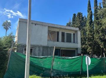 Casa · 180m² · 4 Ambientes · 7 Cocheras · Casa Moderna a Terminar en Club Privado Loma Verde