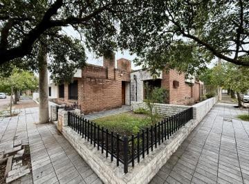 Casa · 109m² · 3 Ambientes · 1 Cochera · Casa a Refaccionar en Pleno Cerro de Las Rosas