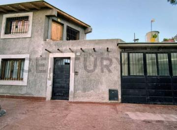 Casa · 180m² · 4 Ambientes · 2 Cocheras · Venta de Casa en Barrio Guaymallén