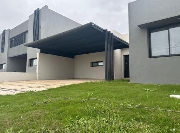 Casa · 125m² · 3 Dormitorios · 2 Cocheras · Casa - Docta