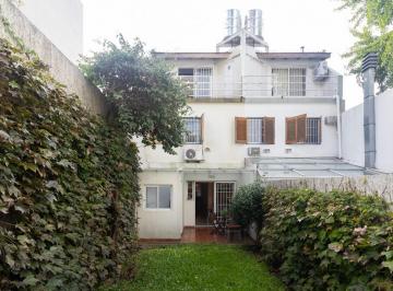 Casa · 143m² · 4 Ambientes · 1 Cochera · Triplex de 4 Ambientes Sum, Jardin y Cochera