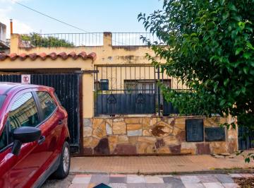 Casa · 90m² · 2 Dormitorios · 1 Cochera · Venta Casa Urquiza Al 2500