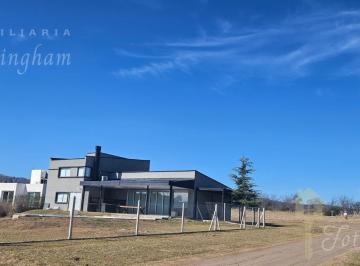 Casa · 1212m² · 5 Ambientes · 1 Cochera · Casa de Categoria en Venta | B° Semi Privado Punto Claro Sobre El Lago Los Molinos