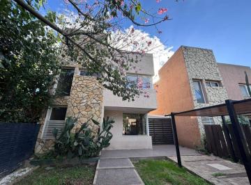 Casa de 7 ambientes, Rosario · Ambato 727 - Casa de 3 Dorm. en Venta con Pileta, Cochera y Jardín en Fisherton.