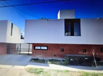 Casa · 130m² · 3 Ambientes · 1 Cochera · Zona La Estanzuela - Duplex 2 Dorm 2 Baños Cochera