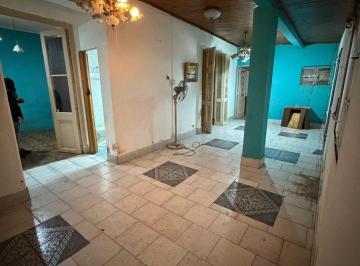 Casa de 4 ambientes, Lomas de Zamora · Casa con Local Al Frente 4 Ambientes Lote 8,66 X 24,36 Fondo Libre Gran Potencial Lomas de Zamora