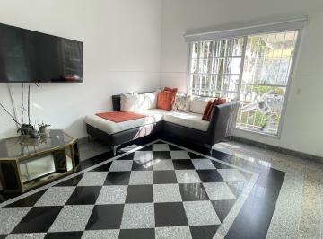 Casa · 102m² · 3 Ambientes · 3 Cocheras · Venta Casa 3 Ambientes en Caseros