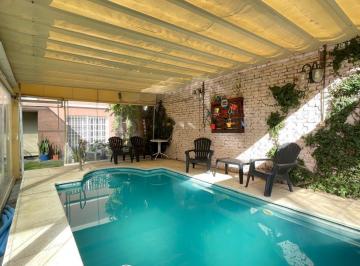 Casa · 102m² · 3 Ambientes · 3 Cocheras · Venta Casa 3 Ambientes en Caseros