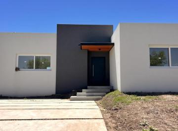 Casa · 155m² · 4 Ambientes · 1 Cochera · Casa en Villalobos