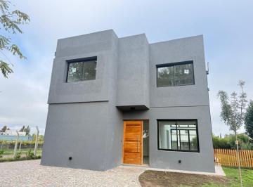 Casa · 220m² · 6 Ambientes · 3 Cocheras · Casa en Venta 4 Dorm Playroom Barrio San Ramon Pilar del Este