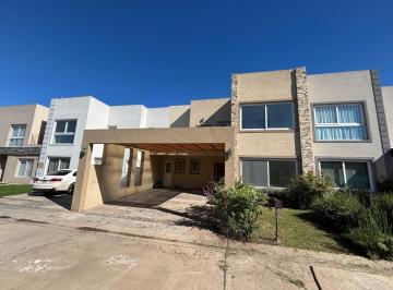 Casa · 182m² · 4 Ambientes · 2 Cocheras · Venta/alquiler Casa en Barrio Buenos Aires Village - Bella Vista