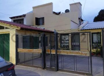 Casa · 144m² · 3 Ambientes · Casa 4 Dorm., Amplias Dependencias, Patio y Entrada Para Auto