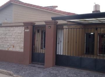 Casa · 94m² · 5 Ambientes · 1 Cochera · Casa en Santo Tome Tres Dorm.