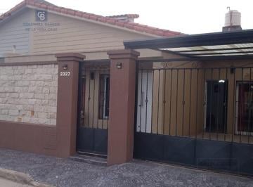 Casa · 94m² · 5 Ambientes · 1 Cochera · Casa en Santo Tome Tres Dorm.