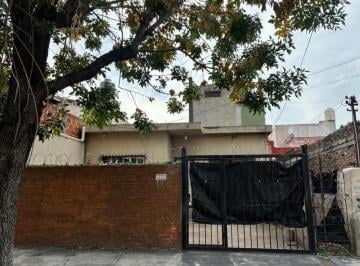 Casa · 90m² · 3 Ambientes · 1 Cochera · Casa Para Dos Familias en Lote Propio!