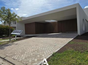 Casa · 161m² · 4 Ambientes · 1 Cochera · Casa en Barrio Vida