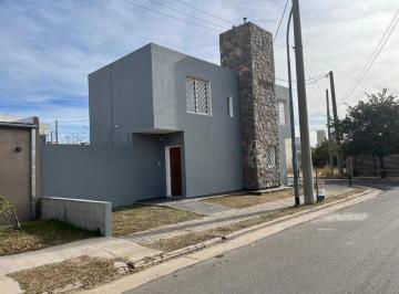 Casa · 103m² · 4 Ambientes · Vendo Duplex Poeta Lugones