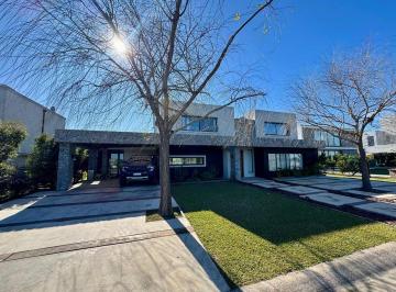Casa · 386m² · 4 Ambientes · 6 Cocheras · Casa de Categoria en Venta Al Agua en San Benito Villanueva