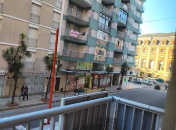 Departamento · 47m² · 2 Ambientes · Amplio Departamento 2 Amb Al Frente, con Balcon a La Calle - Zona: Plaza Colon