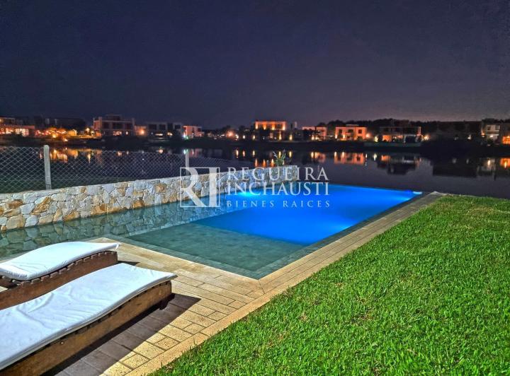 Casa · 220m² · 5 Ambientes · 2 Cocheras