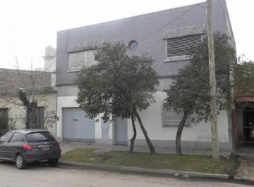 Casa · 170m² · 3 Ambientes · 1 Cochera · Amplia Casa en Venta a 10 Cuadras de Estaciones de Laferrere
