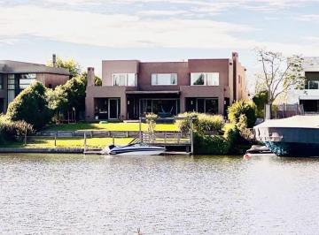 Casa · 450m² · 8 Ambientes · 4 Cocheras · Al Rio Albanueva