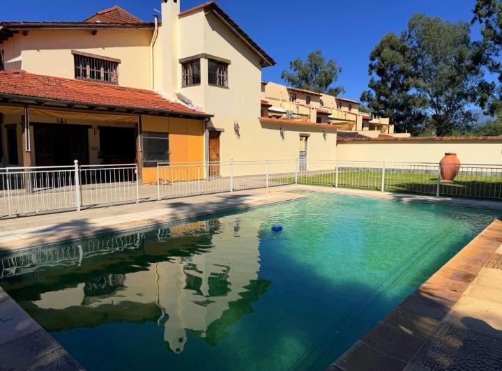 Casa · 540m² · 8 Ambientes · 3 Cocheras