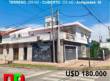 Casa de 6 ambientes, Córdoba · Jardin - 3 Departamentos + Local con Renta