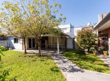 Casa · 185m² · 4 Ambientes · 2 Cocheras · Hermosa Casa en Venta 4 Amb con 2 Cocheras, Parque, Quincho y Parrilla en Ramos Mejia
