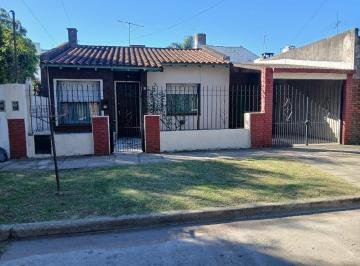Casa · 74m² · 3 Ambientes · 1 Cochera · Casa en Excelente Ubicación