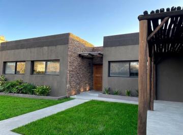 remove-output-1786574573472.jpeg · Venta Casa 5 Ambientes con Pileta en Barrio Cerrado Alamo Alto