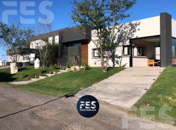Casa · 179m² · 4 Ambientes · 2 Cocheras · Casa en Alquiler Anual en Barrio Santa Rita