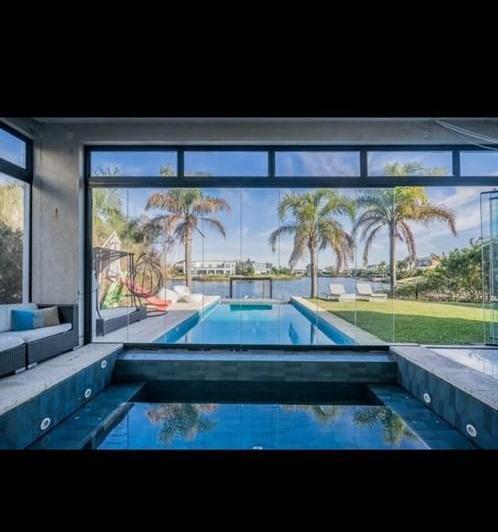 Casa · 420m² · 6 Ambientes · 4 Cocheras