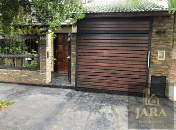 Casa · 120m² · 5 Ambientes · 1 Cochera · Casa en Quilmes Centro, 5 Ambientientes con Pileta y Garage