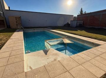 Casa · 171m² · 5 Ambientes · 2 Cocheras · Casa en Centenario