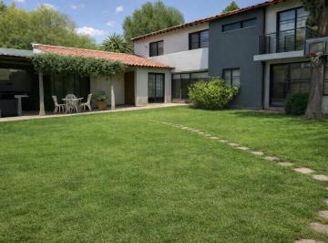 Casa · 165m² · 4 Dormitorios · 2 Cocheras · Casa Impecable en La Puntilla | 4 Dorm / Suite | Lote Interno | Oportunidad